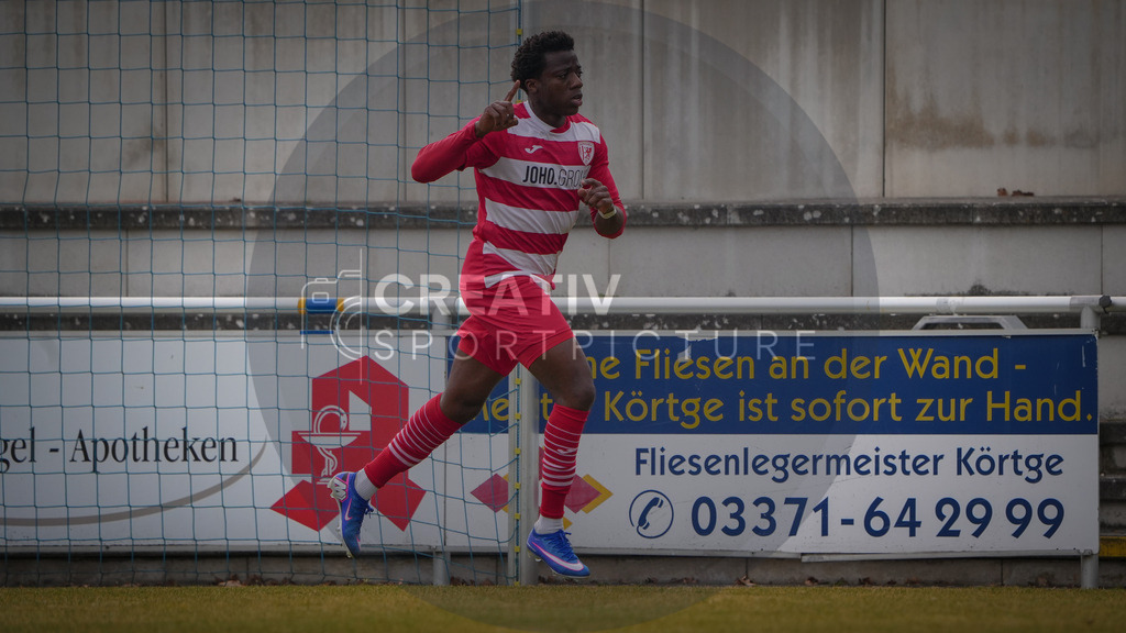Fußball, Herren, Saison 2025/2026, Regionalliga Nordost, 26. Spieltag, FSV 63 Luckenwalde vs. Greifswalder FC, Samstag 14.03.2026, Werner-Seelenbinder-Stadion Luckenwalde, | Fußball, Herren, Saison 2025/2026, Regionalliga Nordost, 26. Spieltag, FSV 63 Luckenwalde vs. Greifswalder FC, Samstag 14.03.2026, Werner-Seelenbinder-Stadion Luckenwalde, Im Bild: Grace Honore Bokake Bolufe (Greifswald) jubelt über seinen Führungstreffer. - Realisiert mit Pictrs.com