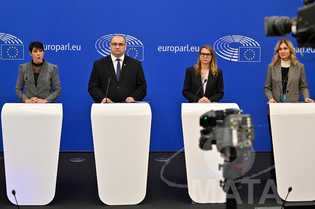 _DWI0174 | Christine Anderson,  Cristian Terhes, Virginie Joron und Fransesca Donato bei einer Pressekonferenz zum Thema ' Alarmierende Statistiken zu den Folgen des COVID-Lockdowns' im Europäischen Parlament. Straßburg, 18.01.2023 - Realisiert mit Pictrs.com