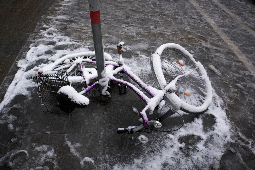 umgekipptes verschneites Fahrrad an der Stange | Wien, Austria - December 09, 2021: umgekipptes verschneites Fahrrad an der Stange. - Realisiert mit Pictrs.com