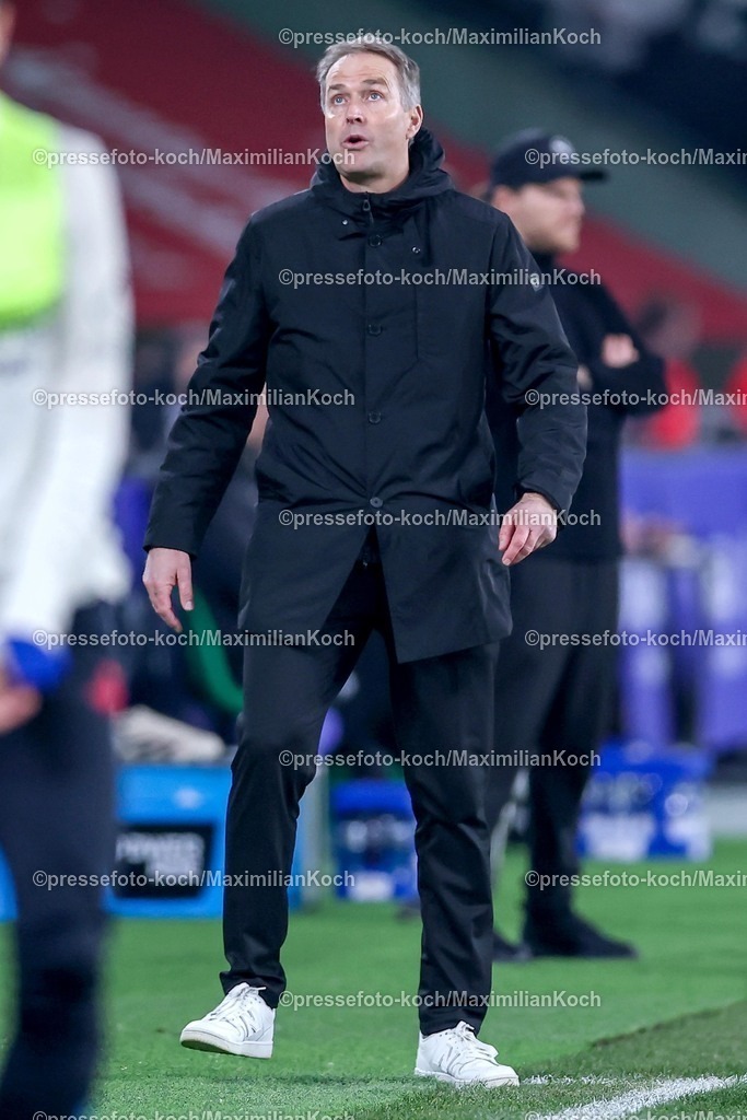 BMG07022601047 | 07.02.2026, Fußball, Borussia Mönchengladbach - Bayer 04 Leverkusen, 1. Fußball Bundesliga, 21.Spieltag, Borussia-Park, Saison 2025 2026: Head Coach Kasper Hjulmand (Bayer04 Leverkusen #hc) gestikulierend am Spielfeldrand   DFB regulations prohibit any use of photographs as image sequences and or quasi-video.