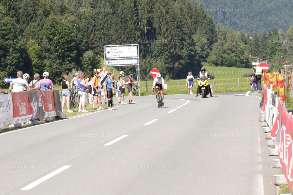 964_20230817_Bewerb_Maenner_Muehlanger | AUT - OESTERREICH, 2023-08-16: SPORT RENNRAD-FAHREN - 55. INTERNATIONALER RADWELTPOKAL IN ST. JOHANN IN TIROL  - Vintage-Radrennen mit WM-Bronze-Medaillen-Siegerin Christina Schweinberger, den Teilnehmer und Alexander Baumann (vom Orginastions-Team) - TAG 2 BEWERB MAENNER IN SECHS GRUPPEN  ; Foto: Roland Muehlanger