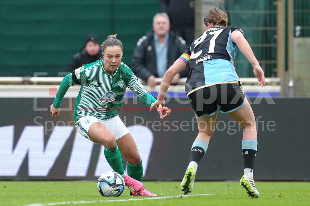 Fussball, Google Pixel Frauen-Bundesliga, SV Werder Bremen - 1. FC Nürnberg | v.li.: Maja Sternad (SV Werder Bremen, 11) und Lara Schmidt (1. FC Nürnberg, 27) im Zweikampf, Duell, Dynamik, Aktion, Action, Spielszene, DIE DFB-RICHTLINIEN UNTERSAGEN JEGLICHE NUTZUNG VON FOTOS ALS SEQUENZBILDER UND/ODER VIDEOÄHNLICHE FOTOSTRECKEN. DFB REGULATIONS PROHIBIT ANY USE OF PHOTOGRAPHS AS IMAGE SEQUENCES AND/OR QUASI-VIDEO.