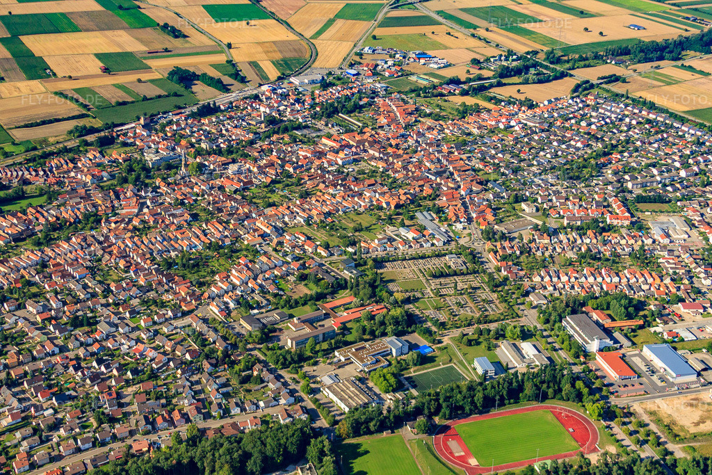 Luftbild: Innnenstadt in Rülzheim im Bundesland Rheinland-Pfalz in Deutschland. Foto: IMG_30711.jpg vom 31.07.2010 durch Werner Riehm/FLY-FOTO.de