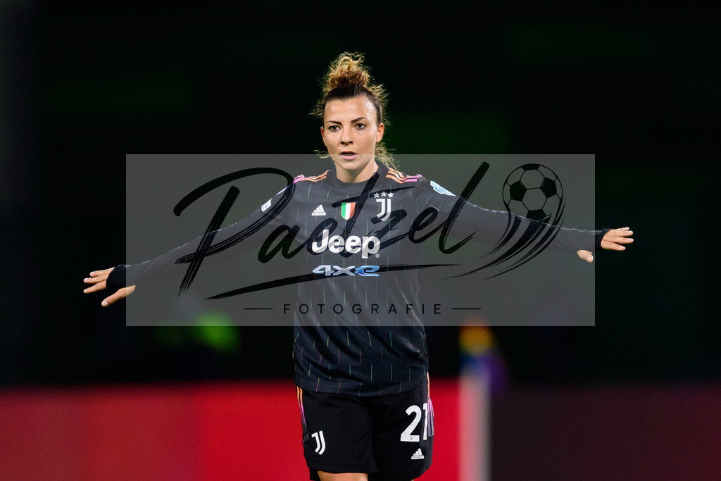 WOBJUV20211118_148 | Fussball, Frauen: Arianna Caruso (Juventus FC) gestikuliert, Gestik bei dem Spiel der UEFA Women´s Champions League zwischen VfL Wolfsburg und Juventus Turin im AOK-Stadion am 18.11.2021 in Wolfsburg, Deutschland. - Realisiert mit Pictrs.com