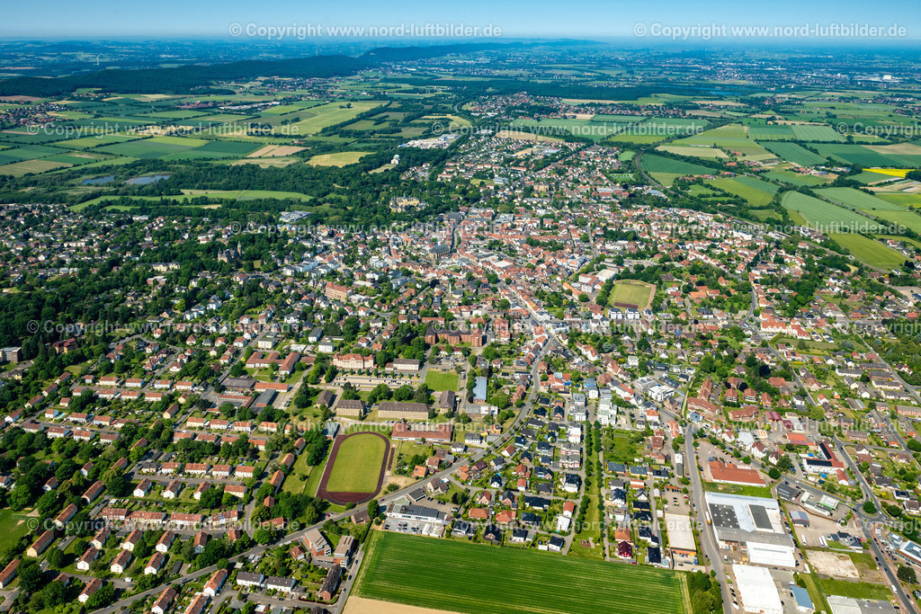 Bückeburg_ELS_4623050623 | BüCKEBURG 05.06.2023 Stadtzentrum im Innenstadtbereich in Bückeburg im Bundesland Niedersachsen, Deutschland. Weiterführende Informationen bei: Stadt Bückeburg. // The city center in the downtown area in Bueckeburg in the state Lower Saxony, Germany. Further information at: Stadt Bueckeburg. Foto: Martin Elsen