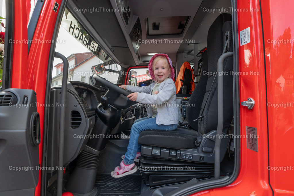 Feuerwehr-Auerbach-Fahrzeuguebergabe-Fotografie-Thomas-Neu-19 | bbe, FFW Auerbach bekommt neues Fahrzeug und FFW-Boot, früh übt sich wer eine Feuerwehrfrau werden will, wie hier die fünfjährige Lotte Brückmann, die schon die fünfte generation der Familie bei der Auerbacher Wehr wäre, Bild: THomas Neu