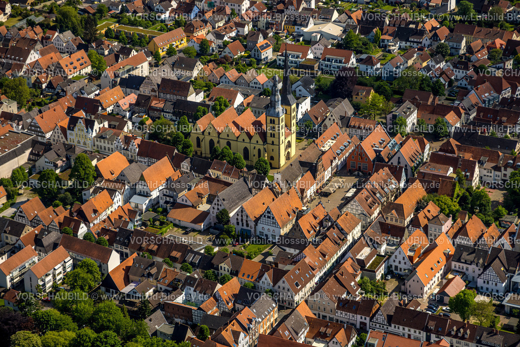 Lemgo240505472 | Luftbild, Altstadt Lemgo, alte Hansestadt mit historischem Stadtkern und der evangelisch-lutherischen Kirche St. Nicolai, Rathaus und Marktplatz, Häuser mit roten Dächern, Lemgo, Lemgo, Ostwestfalen, Nordrhein-Westfalen, Deutschland