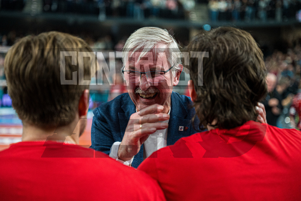 Volleyball I Herren I Saison 2025/2026 I DVV Pokal I Halbfinale I SVG Lüneburg - SWD powervolleys Düren | Andreas Bahlburg (Geschäftsführer, SVG Lüneburg) jubelt mit der Mannschaft - Realisiert mit Pictrs.com