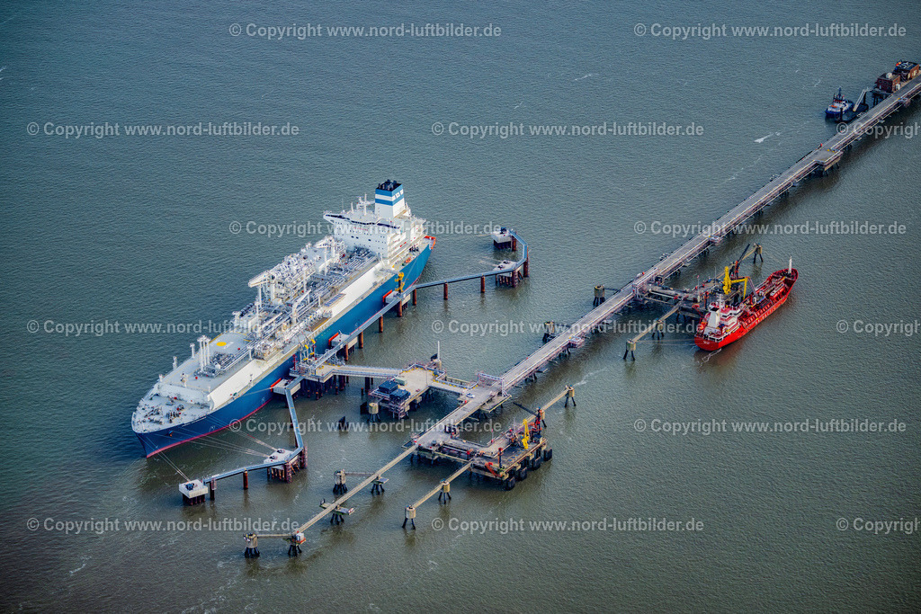 Wilhelmshaven_Höegh_Esperanza_LNG Speicher_und_Verdampfungsschiff_ELS_4598040223 | HOOKSIEL 04.02.2023 Wasserbrücke mit Leitungssystemen des LNG Erdgas und Flüssiggas- Terminal und Entladekai beim Entladen der " Höegh Esperanza " einem LNG-Speicher- und Verdampfungs-Schiff in Hooksiel im Bundesland Niedersachsen, Deutschland. Weiterführende Informationen bei: Höegh LNG AS,  Uniper Anlagenservice GmbH,  Uniper SE. // Water bridge with line systems of the LNG natural gas and liquid gas terminal and unloading dock when unloading the "Hoeegh Esperanza" an LNG storage and evaporation ship in Hooksiel in the state Lower Saxony, Germany. Further information at: Hoeegh LNG AS,  Uniper Anlagenservice GmbH,  Uniper SE. Foto: Martin Elsen