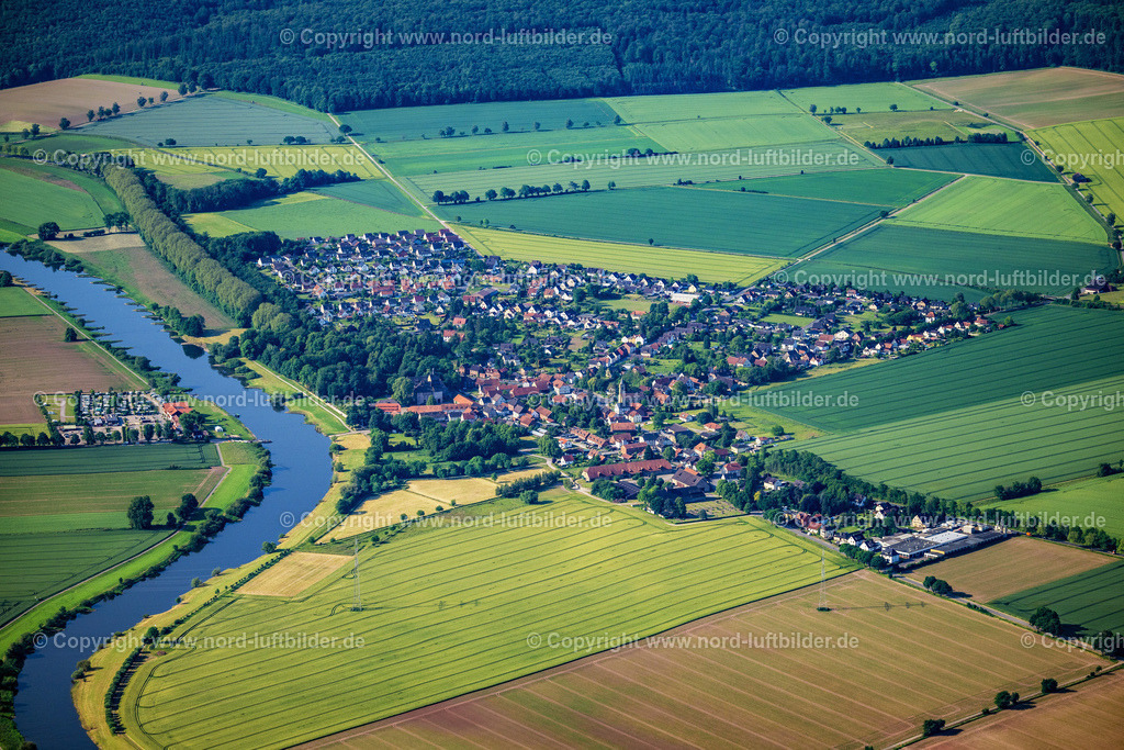 Grohnde_ELS_0442050623 | GROHNDE 05.06.2023 Stadtansicht am Ufer des Flußverlaufes der Weser in Grohnde im Bundesland Niedersachsen, Deutschland. // City view on the river bank of the Weser river in Grohnde in the state Lower Saxony, Germany. Foto: Martin Elsen