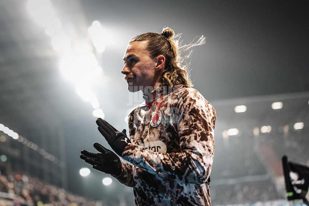 Fußball | Männer | Saison 2025/2026  | Fußball-Bundesliga | 19. Spieltag | FC St. Pauli vs. Hamburger SV | 23.01.2026 | Jackson Irvine (#7, FC St. Pauli) auf dem Weg in die Kabine