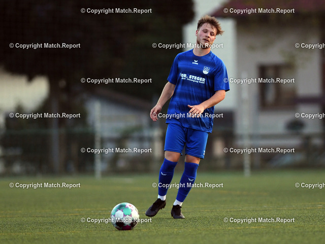 ulm | Fussball Bezirksliga FDS 2020/2021 am 17.09.2020 in Ergenzingen (Kunstrasenplatz TuS Ergenzingen)TuS Ergenzingen - SG Felldorf/BierlingenNicolas Neumann (Ergenzingen) am BallFOTO: ULMER Pressebildagentur / Moritz LissxxNOxMODELxRELEASExx