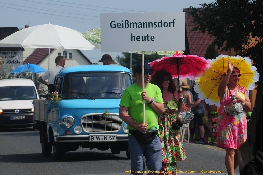 Geißmannsdorf-2026-Festumzug-164 | Festumzug in Geißmannsdorf bei Bischofswerda im Juni 2026. Fotografische Eindrücke und Momentaufnahmen vom Festumzug anläßlich des 800-jährigen Bestehens von Geißmannsdorf - mit Teilnehmern und Gästen, Strohpuppen und geschmückten Vorgärten und Grundstücken - Realisiert mit Pictrs.com