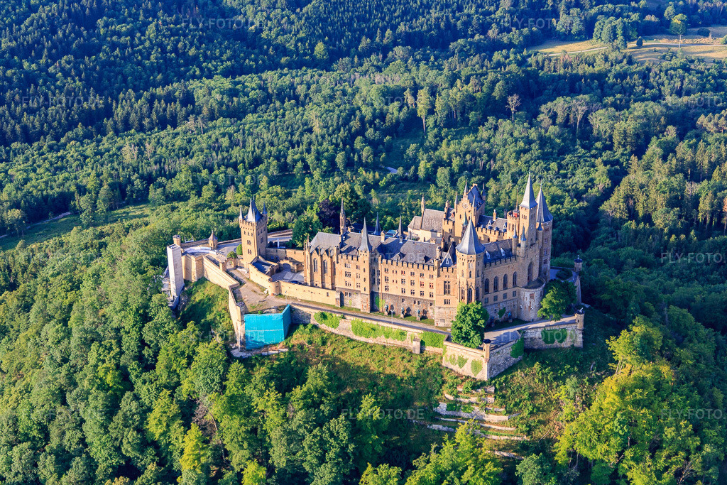 Luftbild: Burg Hohenzollern von Norden im Ortsteil Boll in Hechingen im Bundesland Baden-Württemberg in Deutschland. Foto: IMG_148875.jpg vom 28.06.2025 durch Werner Riehm/FLY-FOTO.deBURG-HOHENZOLLERN.COM