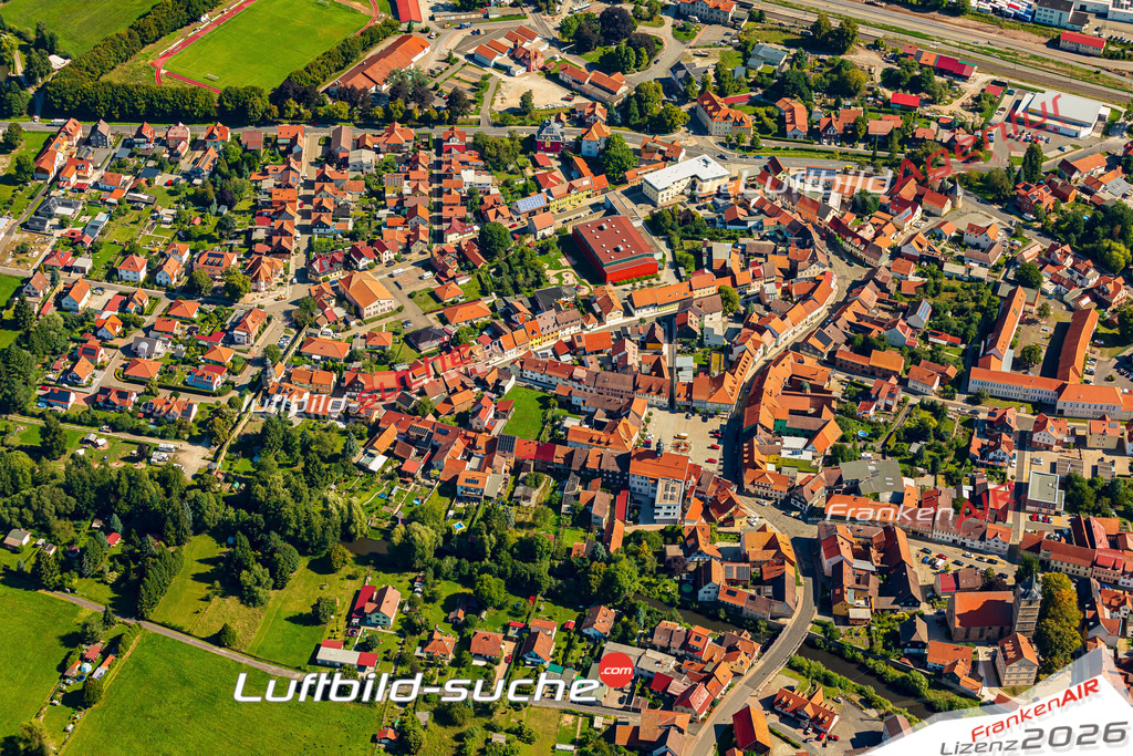 Altstadt Themar Bild- Das Luftbild wurde 2025 vom UL-Flugzeug heraus erstellt ( keine Drohne bzw. Drohnenaufnahme ) - Hochauflösende Luftaufnahme -Nicht vergleichbar mit Google Maps oder Satelittenbilder- Die Geschenkidee !Mit Lizenz und Bildrechte bestellbar - CC