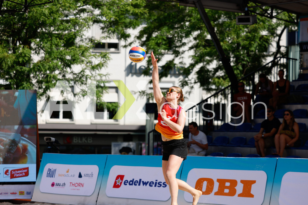 Obi BeachTour 2026 - Basel | BASEL, SWITZERLAND - JULY 18: JASMIN SCHWAB (SUI) serve during the Obi BeachTour 2026 match between KLUSER / SCHWAB (SUI) and EUGSTER / GÄHWILER (SUI) at Barfüsserplatz on July 18, 2026 in Basel, Switzerland. - Realisiert mit Pictrs.com