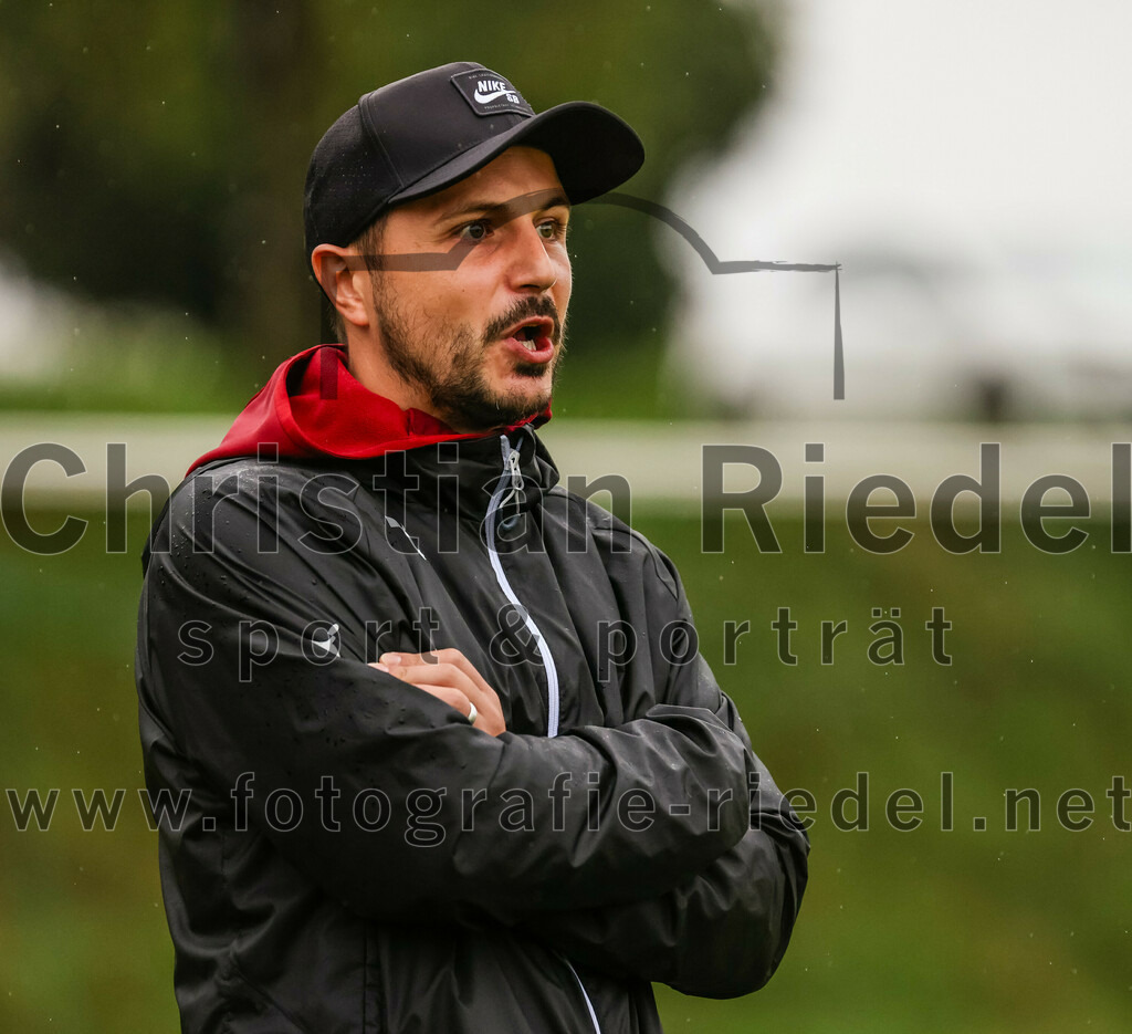 2023-08-27_018_TSV_Steinhoering_gegen_FC_Ebersberg | Steinhöring, Deutschland, 27.08.2023:
Fußball, Kreisklasse 2023 / 2024, 2. Spieltag, TSV Steinhöring gegen FC Ebersberg, Endergebnis: 2:0

Trainer Florian Szabo (FC Ebersberg)

Foto: Christian Riedel / fotografie-riedel.net
