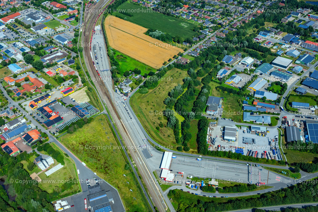 Niebüll_Autoverladung_Sylt_Zug_ELS_8695130825 | NIEBüLL 13.08.2025 Gleisverlauf und Bahn -Betriebsgebäude in Niebüll im Bundesland Schleswig-Holstein, Deutschland. Autoverladung für den " Sylt- Shuttle " der DB Fernverkehr AG und RDC AUTOZUG Sylt GmbH als Betreiber der Verbindung " Blauer Autozug Sylt ". // Track layout and railway operations building in Niebuell in the state Schleswig-Holstein, Germany. Foto: Martin Elsen