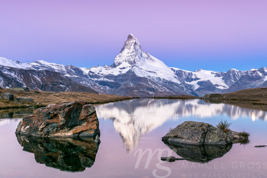 violett sky | sunrise at Matterhorn and Stellisee in Zermatt, Switzerland - Realisiert mit Pictrs.com