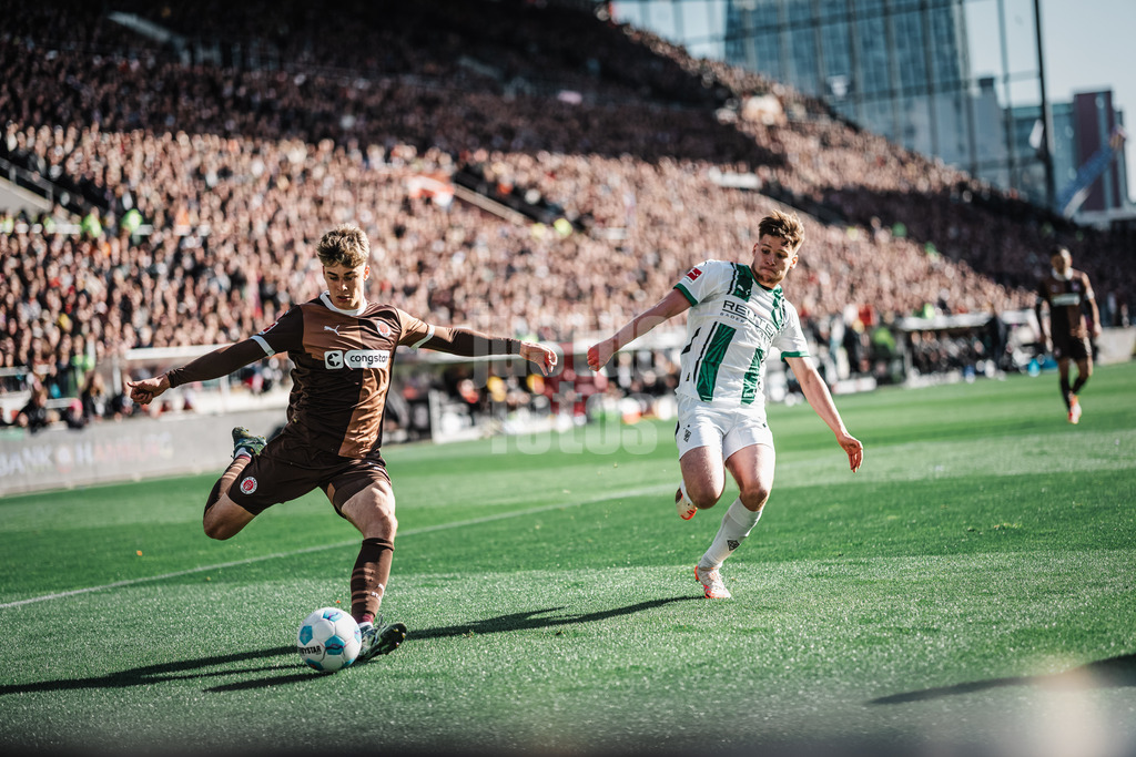 Fußball | Männer | Saison 2024/2025  | Fußball-Bundesliga | 28. Spieltag | FC St. Pauli vs. Borussia Mönchengladbach | 06.04.2025 | Noah Weißhaupt (#13, FC St. Pauli) mit einem Torschuss