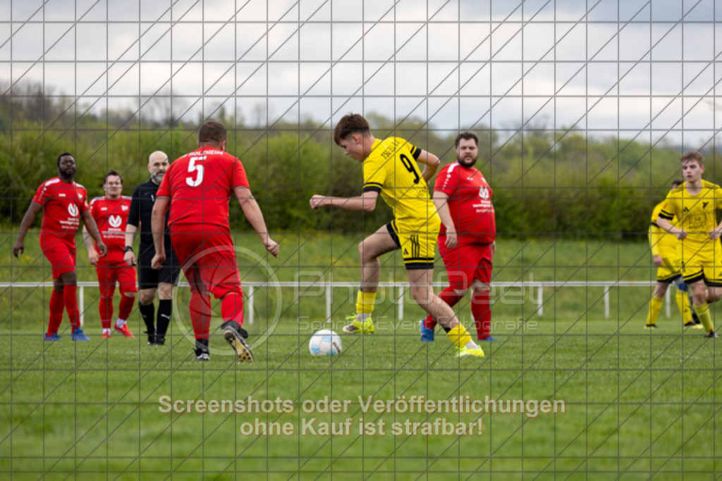 20260419_144556_0286 | #,TB Holzheim II (rot) vs. TSG Zell (gelb), Fußball, Kreisliga B7 - Bezirk Neckar/Fils, 23. Spieltag, Saison 2025/2026, Rasensportplatz, Jura, Manzenstraße 60, 73037 Göppingen, 19.04.2026 - 13:00 Uhr,Foto: PhotoPeet / Sport- &amp; Eventfotografie / Peter Harich