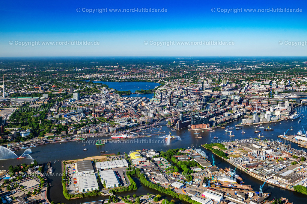 Hamburg_Hafengeburtstag_Elbphilharmonie_Auslaufparade_ELS_8448110525 | HAMBURG 09.05.2025 Auslaufparade Hamburger Hafengeburtstag in Hamburg, Deutschland. // Parade Harbor Birthday in Hamburg Germany. Foto: Martin Elsen