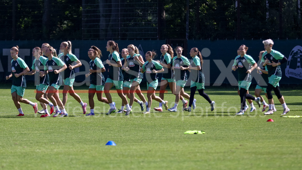 Fussball, Google Pixel Frauen-Bundesliga, Training SV Werder Bremen | Spielerinnen des SV Werder Bremen laufen sich warm, beim Warmlaufen