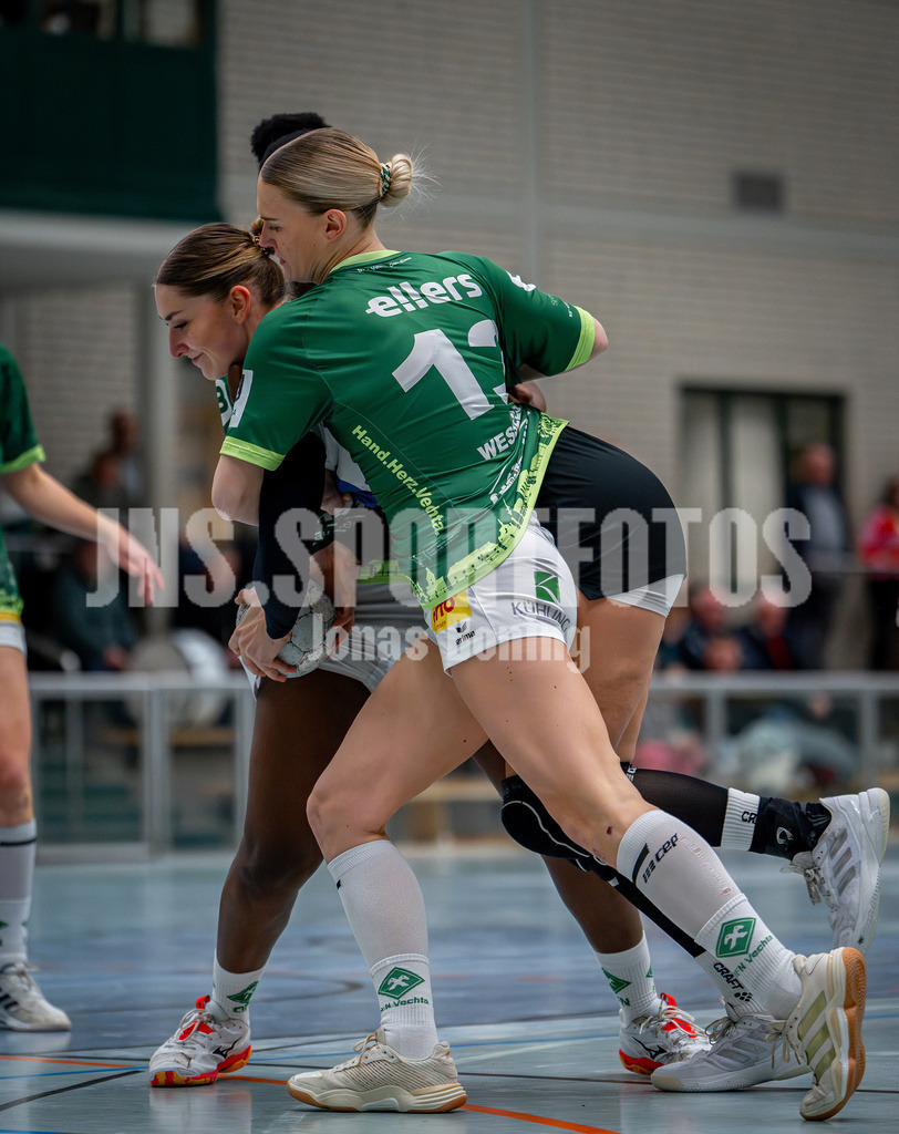 Handball I Frauen I Saison 2025-2026 I 3. Liga Staffel Nord I 10. Spieltag I SC SFN Vechta - HSG Blomberg-Lippe II I 0131 | Harter Kampf um den Ball von Nele Wessels (13, SC SFN Vechta)  - Realisiert mit Pictrs.com