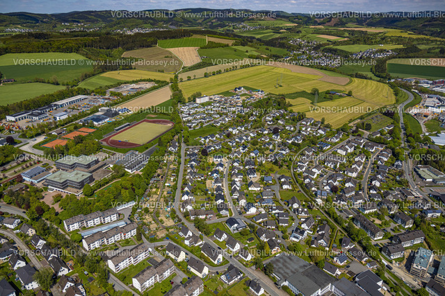 Schmallenberg230506318 | Luftbild, Sportplatz, Tennisplätze TC Schmallenberg, Freizeitwelt Sauerland, Schulzentrum mit städt. Gymnasium und Christine-Koch-Schule, Wohngebiet An der Robbecke, Kleingartenverein, Schmallenberg, Sauerland, Nordrhein-Westfalen, Deutschland