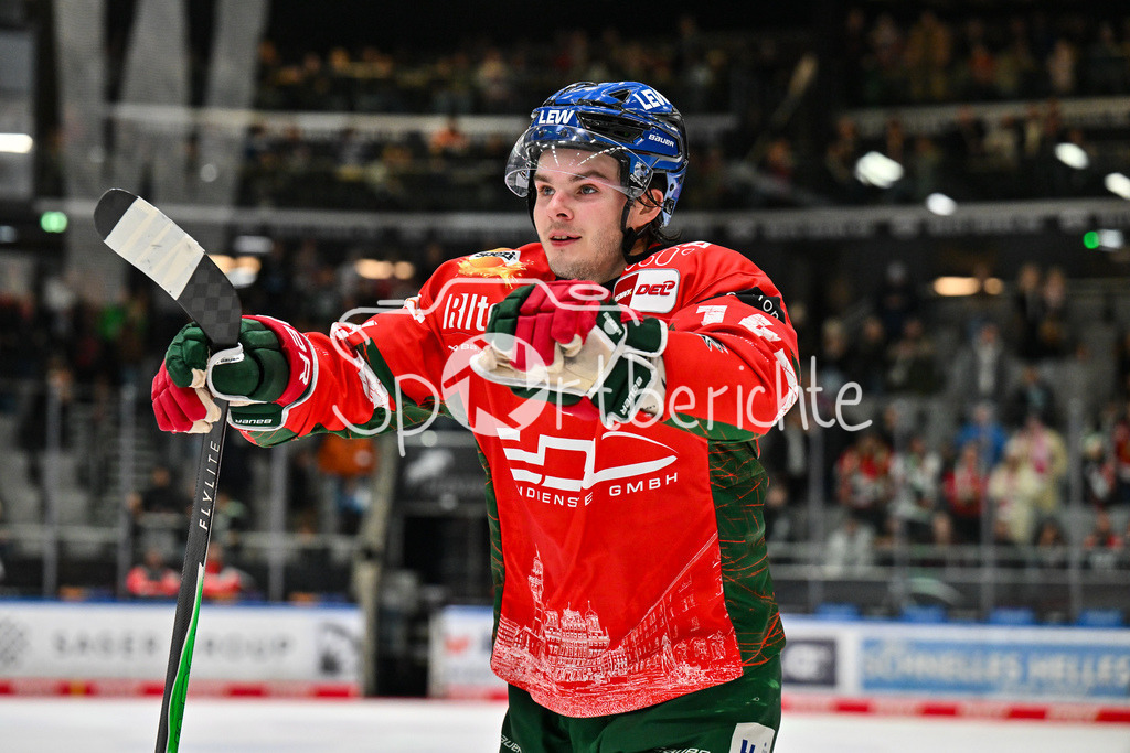 Augsburger Panther - Schwenninger Wild Wings | AUGSBURG, DEUTSCHLAND - 2. NOVEMBER: Die Spieler der Panther feier zusammen mit den Zuschauern den Heimsieg gegen Schwenningen nach dem Ligaspiel zwischen den Augsburger Panthern und den Schwenninger Wild Wings am 17. Spieltag der Penny DEL im Curt Frenzel Stadion am 02.11.2025 / D. J. BUSDEKER (Augsburger Panther 14)