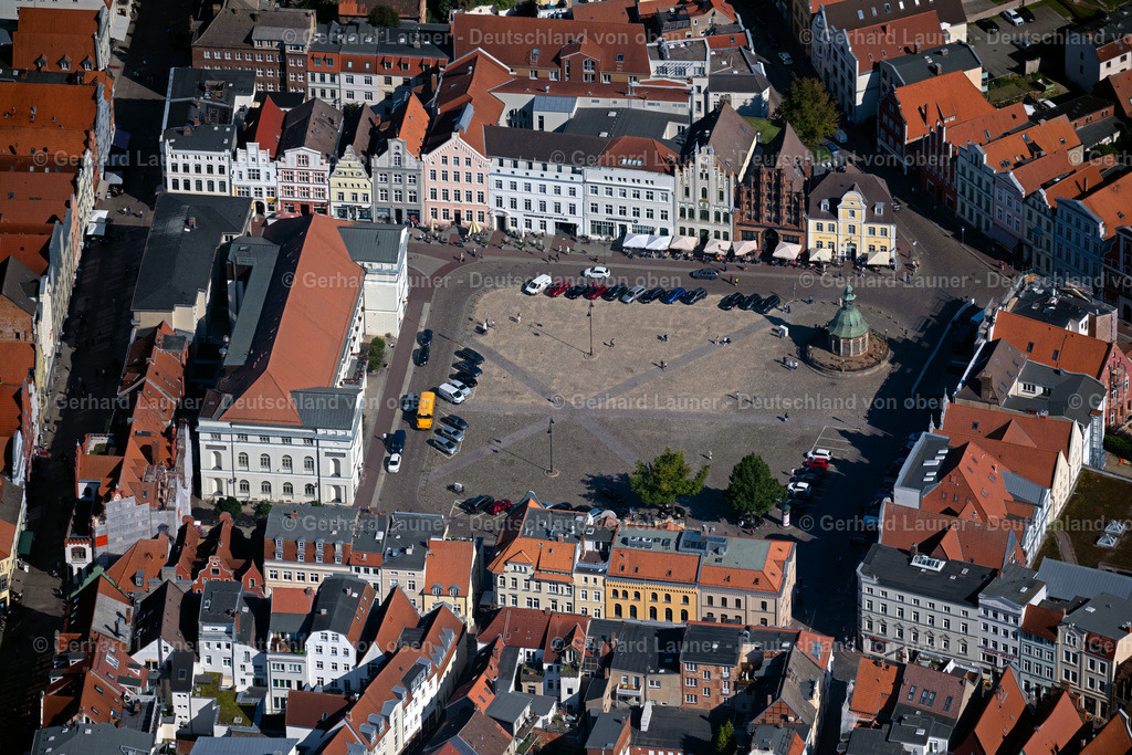 4062235 | WISMAR 08.09.2021 Gebäude des Rathauses der Stadtverwaltung am Marktplatz der Innenstadt in Wismar an der Ostseeküste im Bundesland Mecklenburg-Vorpommern, Deutschland. // Town Hall building of the City Council at the market downtown in Wismar at the baltic coast in the state Mecklenburg - Western Pomerania, Germany. Foto: Gerhard Launer