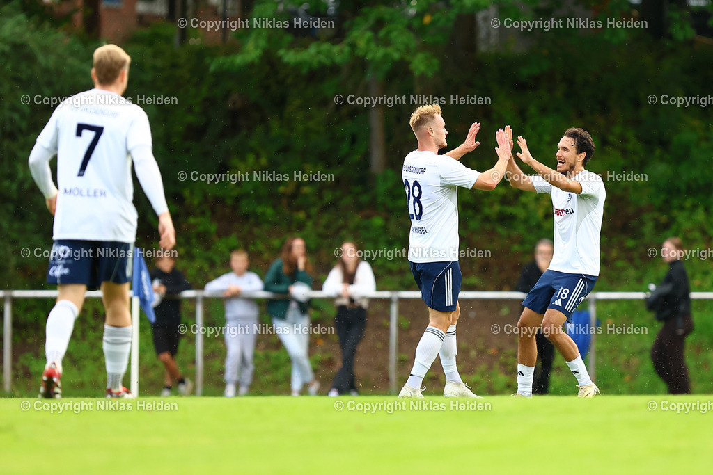 NH_TuSDassendorf_SVCurslackNeuengamme_OberligaHamburg_01082025 | #28 Johann Magnus Kilian Ludwig von Knebel Doeberitz (TuS Dassendorf)  bejubelt zusammen mit #18 Len Aike Strömer seinen Treffer zum 1:0.Fußball I Herren I Gamesright Oberliga Hamburg I Saison 2025-2026  I 2. Spieltag I TuS Dassendorf - SV Curslack-Neuengamme I 01.08.2025 I Sportplatz Wendelweg