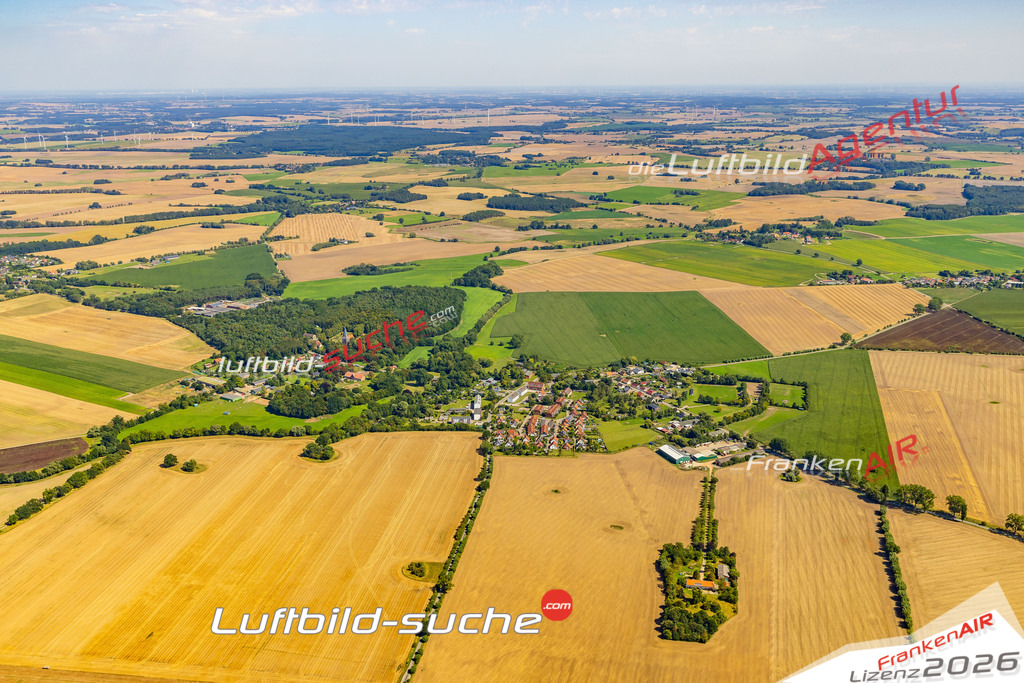 Luftbild der Stadt Blowatz - Die Luftaufnahme wurde 2025 vom UL-Flugzeug heraus erstellt ( keine Drohne ) - Hochauflösende Luftaufnahme - für professionelle Ausdrucke geeignet. Die Geschenkidee !Hier alle&nbsp;Infos zur Lizenzierung der LuftaufnahmeWir fliegen auch dieses Jahr wieder in Ihre Region um Luftbilder zu erstellen.- Luftbild anfragen