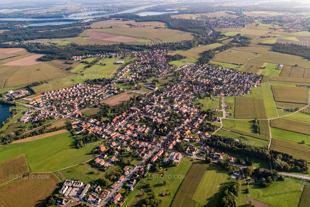 Aerial view: View of the town from the north in Rountzenheim in the state Bas-Rhin, France. – Photo: P1000930.jpg taken on 09/15/2014 by Werner Riehm/FLY-FOTO.com – Resolution of the original: 5472 x 3648 px