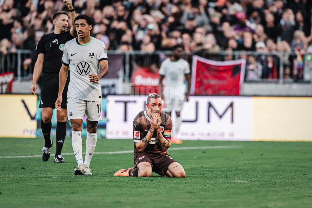 Fußball | Männer | Saison 2024/2025  | Fußball-Bundesliga | 8. Spieltag | FC St. Pauli vs. VfL Wolfsburg | 26.10.2024 | Jackson Irvine (#7, FC St. Pauli) geht zu Boden auf die Knie und ärgert sich