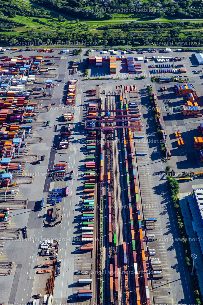 Hamburg_Altenwerder_Hafen_ELS_5157040923 | HAMBURG 04.09.2023 Containerterminal HHLA Container Terminal Altenwerder (CTA) am Ufer der Elbe im Stadtteil Altenwerder in Hamburg. Weiterführende Informationen bei: HPA Hamburg Port Authority,  Hafen Hamburg Marketing e.V. (HHM),  Hamburger Hafen und Logistik Aktiengesellschaft. // Container Terminal HHLA Container Terminal Altenwerder (CTA) on the Elbe riverbank in the Altenwerder part of Hamburg in Germany. Further information at: HPA Hamburg Port Authority,  Hafen Hamburg Marketing e.V. (HHM),  Hamburger Hafen und Logistik Aktiengesellschaft. Foto: Martin Elsen