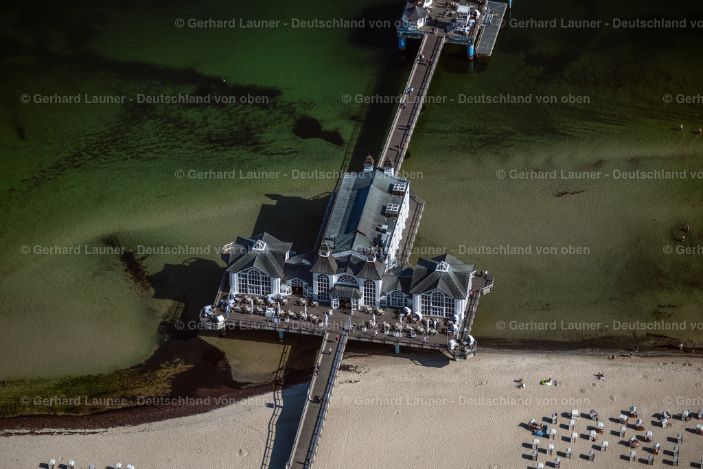 4061301 | SELLIN 08.09.2021 Konstruktion der Seebrücke über der Wasseroberfläche in Sellin an der Ostseeküste im Bundesland Mecklenburg-Vorpommern, Deutschland. Weiterführende Informationen bei: Seebrücke Sellin. // Construction of the pier above the water surface in Sellin on the Baltic Sea coast in the state of Mecklenburg-West Pomerania, Germany. Further information at: Seebruecke Sellin. Foto: Gerhard Launer