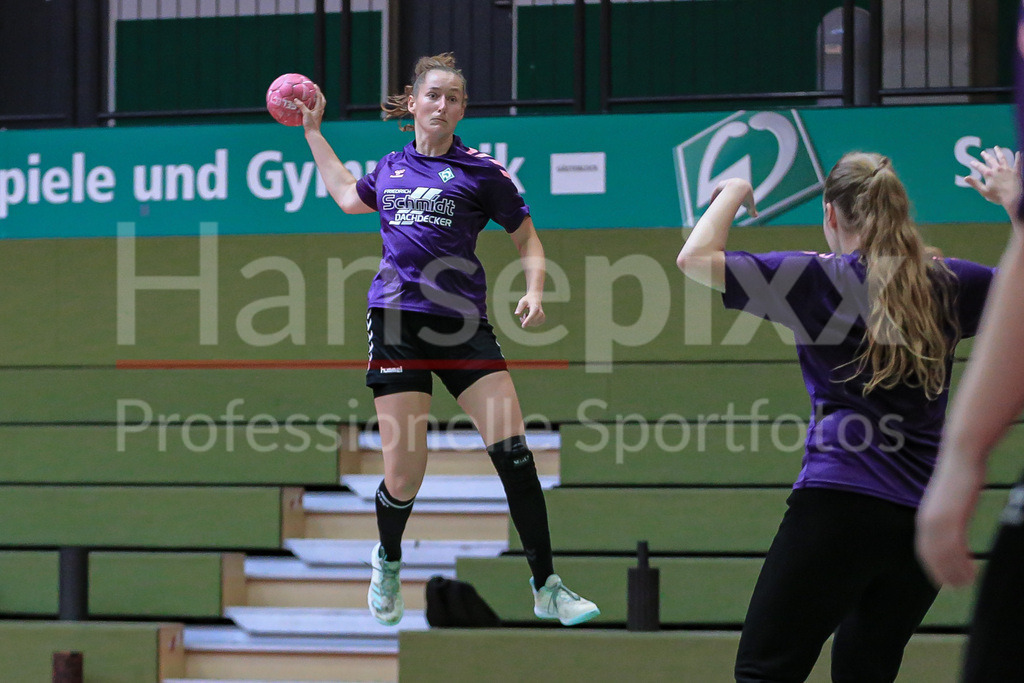 Handball, 2. Bundesliga Frauen, Training SV Werder Bremen | v.li.: Lara Niemann (SV Werder Bremen, 35) am Ball, Spielszene, Aktion, Action