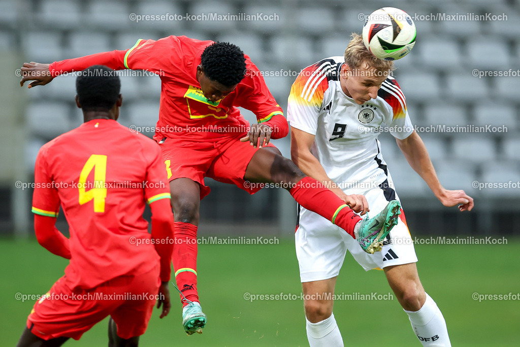 WUP14102401014 | 14.10.2024, Fußball, U20 Länderspiel Deutschland - Ghana, Stadion am Zoo, Wuppertal, Saison 2024 2025: Kopfball Zweikampf Kopfballaktion im Strafraum Majeed Alidu Labaran (Ghana #3) gegen Nelson Weiper (GER #9)