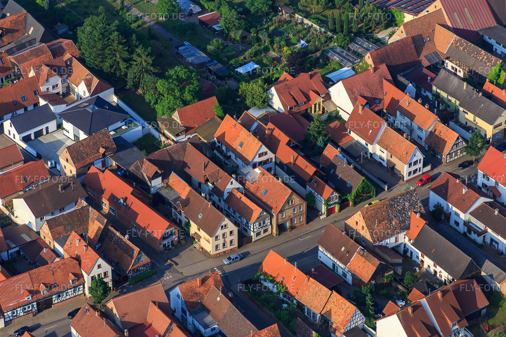 Luftbild: Lange Straße in Ottersheim bei Landau im Bundesland Rheinland-Pfalz in Deutschland. Foto: IMG_080674.jpg vom 12.06.2015 durch Werner Riehm/FLY-FOTO.de