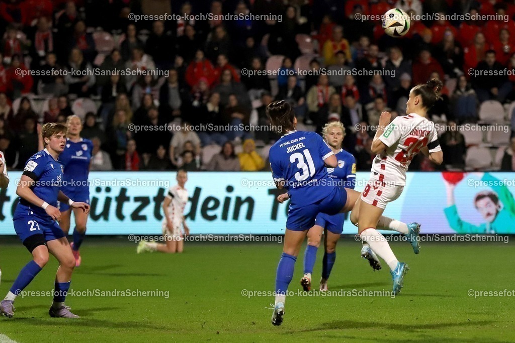 xSSC28032501024 | 28.03.2025, xsscx, Frauen Fußball, 1. FC Köln - FC Carl Zeiss Jena, 1. Fußball Bundesliga, Franz-Kremer-Stadion, Saison 2024 2025:  Nelly Juckel (FC Carl Zeiss Jena 31) im Zweikampf gegen Vanessa Leimenstoll (1. FC Köln 29) DFB regulations prohibit any use of photographs as image sequences and or quasi-video.