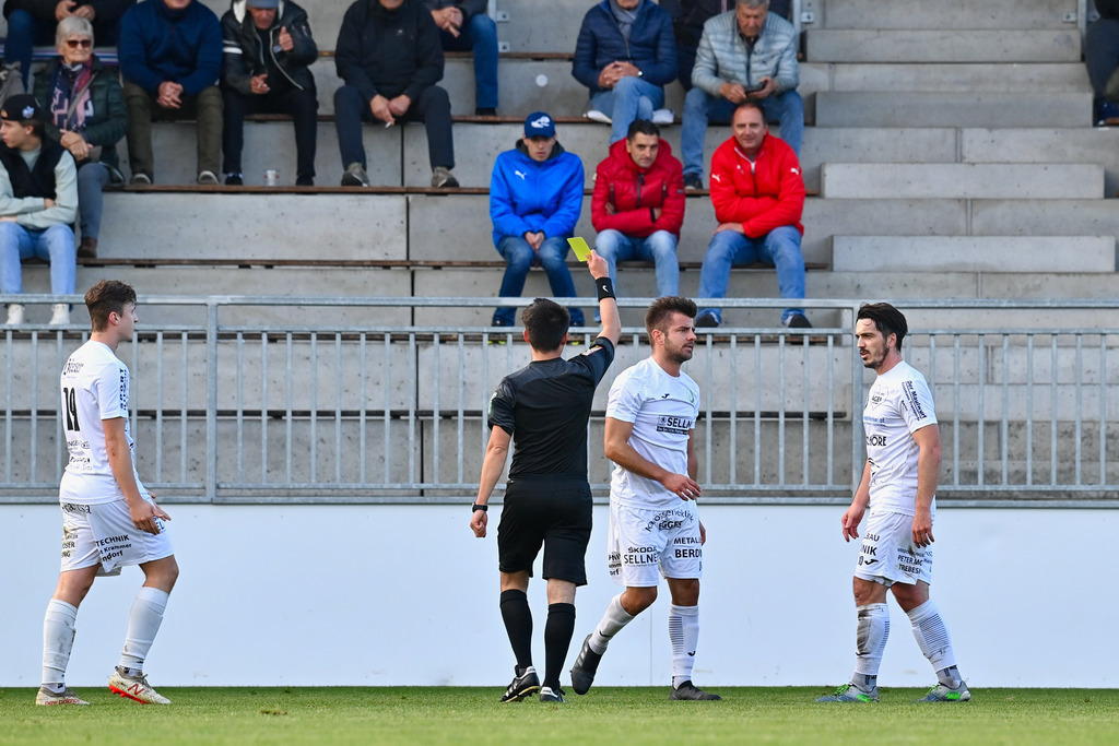 SC Landskron vs. FC Lendorf 12.11.2022 | Bodner Mathias Referee, Gelbe Karte, #19 Fabio Norbert Daxer, #8 Florian Sixt, #10 Julian Mataln