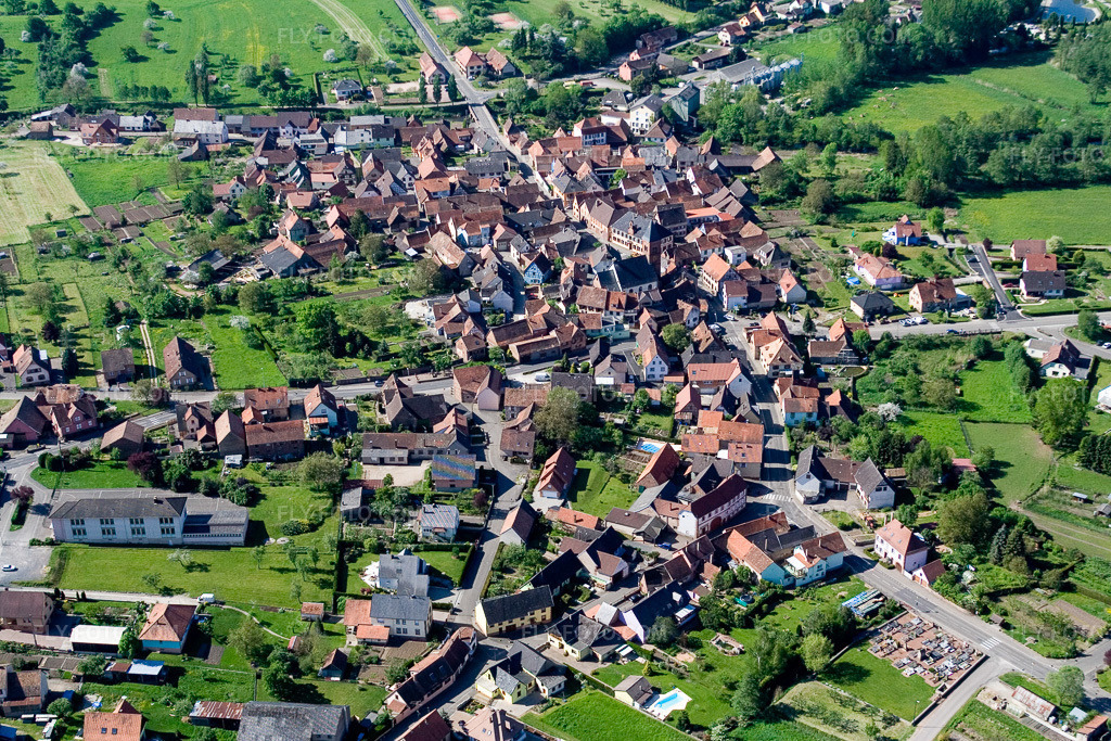 Aerial view: Village view in Dossenheim-sur-Zinsel in the state Bas-Rhin, France. – Photo: IMG_10882.jpg taken on 05/12/2008 by Werner Riehm/FLY-FOTO.com – Resolution of the original: 3456 x 2304 px
