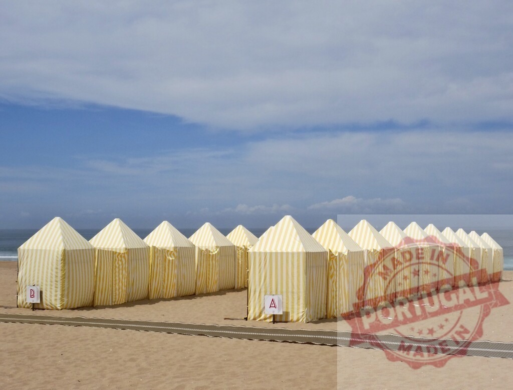Aveiro Region - Portugal Yellow striped beach tents on sandy ocean coastline | Long row of striped yellow beach tents standing on a sandy beach next to the ocean - Realisiert mit Pictrs.com