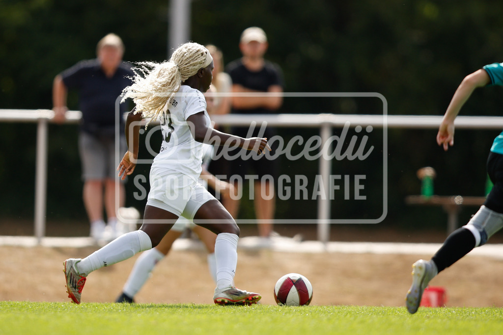 Fußball I Frauen I Westfalenpokal 26-27 I DJK GW Amelsbüren - SSV Rhade  I 18876 | Gabriella Ange Tsede Sharone (23, DJK GW Amelsbüren) dribbelt mit dem Ball - Realisiert mit Pictrs.com