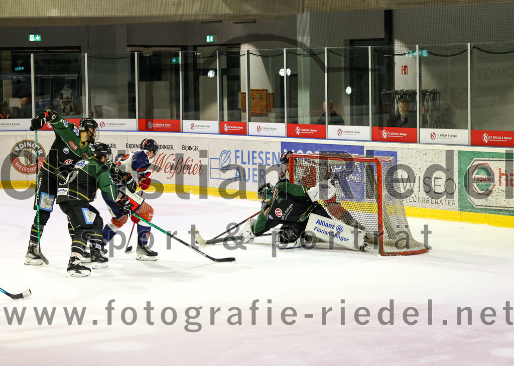 2022-10-23_069_TSV_Erding_gegen_ESC_Kempten | Erding, Deutschland, 23.10.2022:
Eishockey, Bayernliga 2022 / 2023, 7. Spieltag, TSV Erding gegen ESC Kempten, Endergebnis: 

Maximilian Schäffler (ESC Kempten, #92), Torwart Thomas Hingel (Erding Gladiators, #33), Lars Grözinger (ESC Kempten, #93)

Foto: Christian Riedel / fotografie-riedel.net