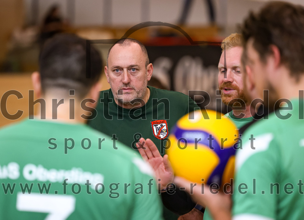 2022-11-12_046_TuS_Oberding_gegen_SC_Freising_II | Oberding, Deutschland, 12.11.2022:
Volleyball, Bezirksliga Ost 2022 / 2023, 7. Spieltag, TuS Oberding gegen MTV Pfaffenhofen II, Endergebnis: 3:2

Trainer Rico Pätz (TuS Oberding)

Foto: Christian Riedel / fotografie-riedel.net