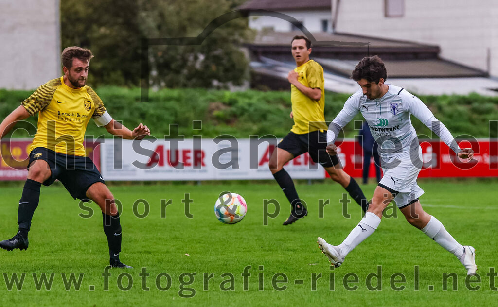 2023-08-09_111_FC_Moosinning_II_gegen_SpVgg_Altenerding | Moosinning, Deutschland, 09.08.2023:
Fußball, Kreisliga 2023 / 2024, 3. Spieltag, FC Moosinning II gegen SpVgg Altenerding, Endergebnis: 1:1

Marco Esposito (FC Moosinning, #13), Pedro Flores (SpVgg Altenerding, #6)

Foto: Christian Riedel / fotografie-riedel.net