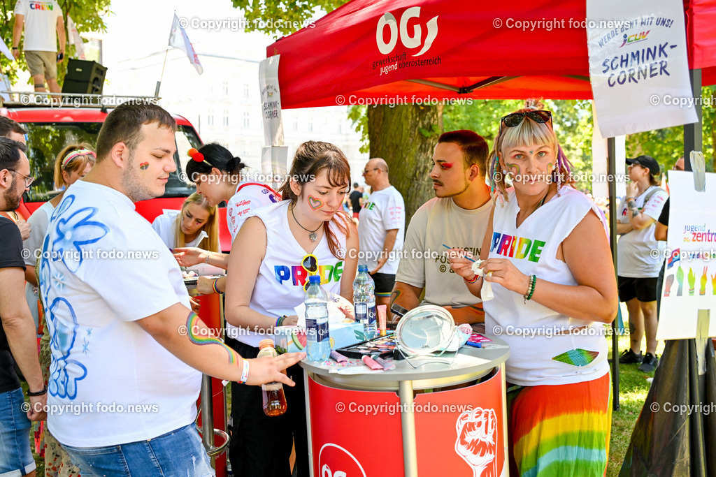 Linzpride 2024_ 06.07.2024-28 | 06.07.2024, Linz, AUT, Linzpride 2024, im Bild Teilnehmer an der Linz Pride 2024