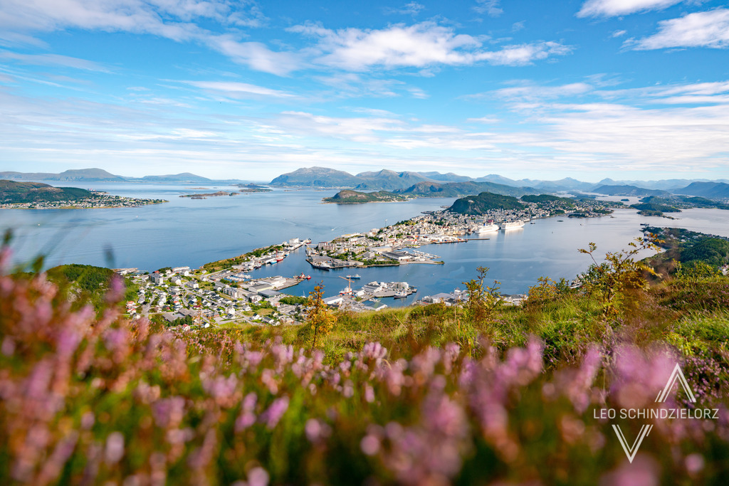 Fotografie_Leo_Schindzielorz_NO_Sommer_Alesund_20220823_A7R04168_org | Atmosphärische Landschaftsbilder & Drohnenaufnahmen aus dem Allgäu, Tirol, Südtirol & der Schweiz – ideal für Leinwanddrucke & zur stilvollen Raumgestaltung. - Realisiert mit Pictrs.com